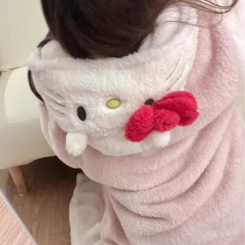 🎉 2025 🐱 ❄️ Hello Kitty Velvet Pajamas – Stay cute & cozy! 💕